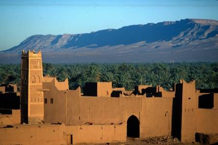 Kasbah vor Oase und Bergkette.jpg